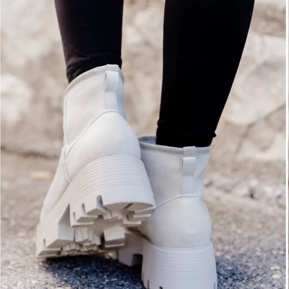 Lug sole ladies booties - Picture 2 of 6